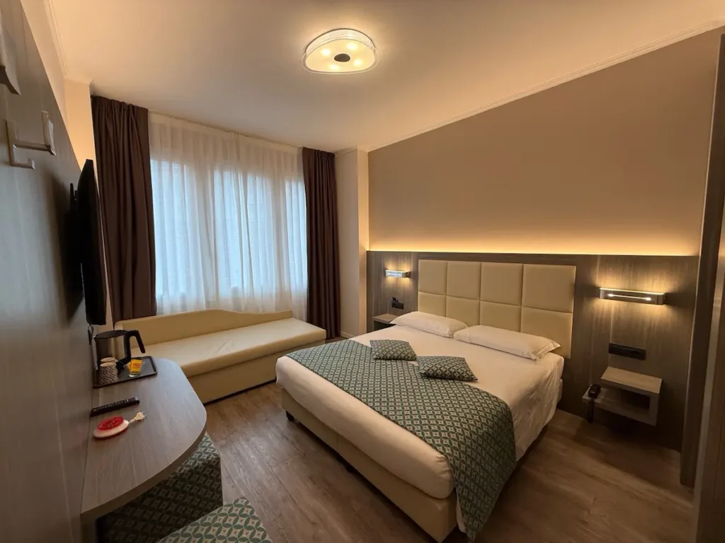 Camera spaziosa hotel Milano camera con divano hotel milano vicino stazione centrale