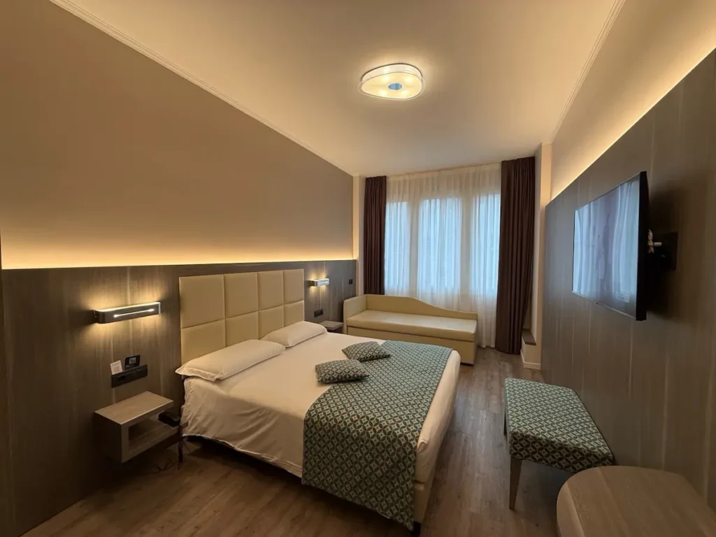 Camera moderna hotel Milano Stazione Centrale camera hotel vicino stazione centrale milano con letto matrimoniale