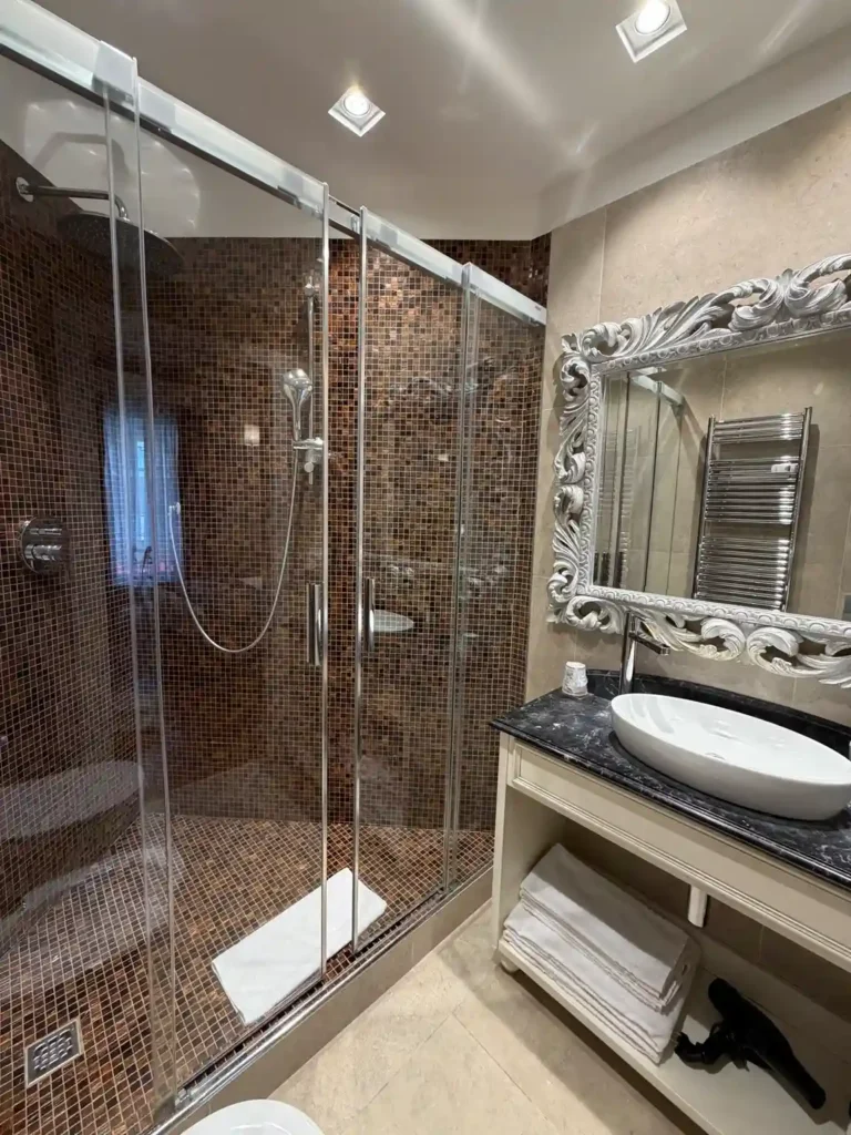 Bagno Domus Camillus con doccia mosaico boutique rooms Milano Centrale