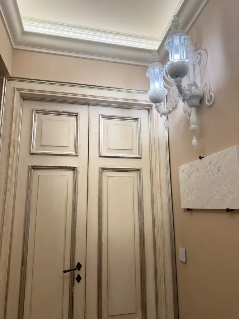 boutique hotel Milano dettagli design Domus Beccia porta e illuminazione