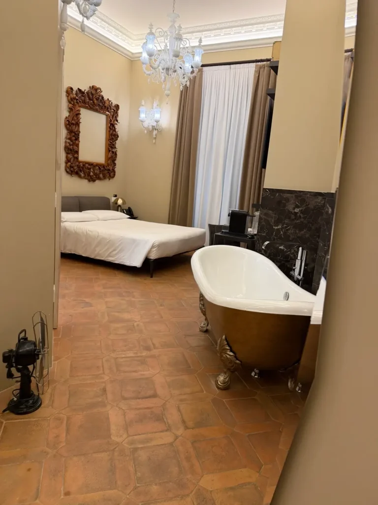 Boutique room with bathtub Milan Central Station boutique room near Milan Central Station with bathtub Domus Collection