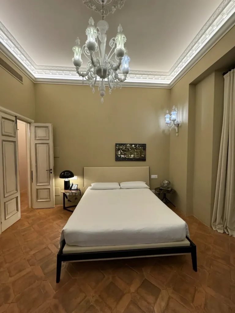 Domus Beccia boutique room Milano Centrale con soffitti alti e design classico elegante