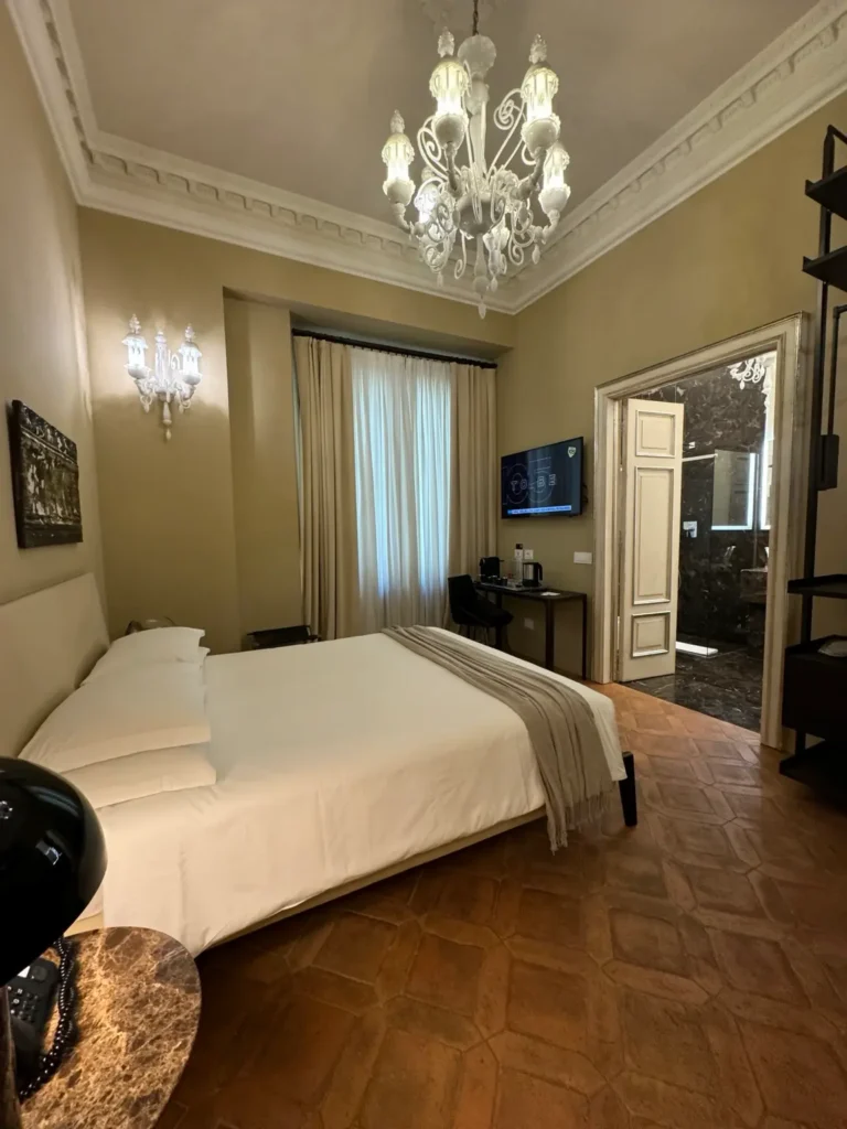 Domus Beccia boutique room Milano Centrale con soffitti alti e design storico