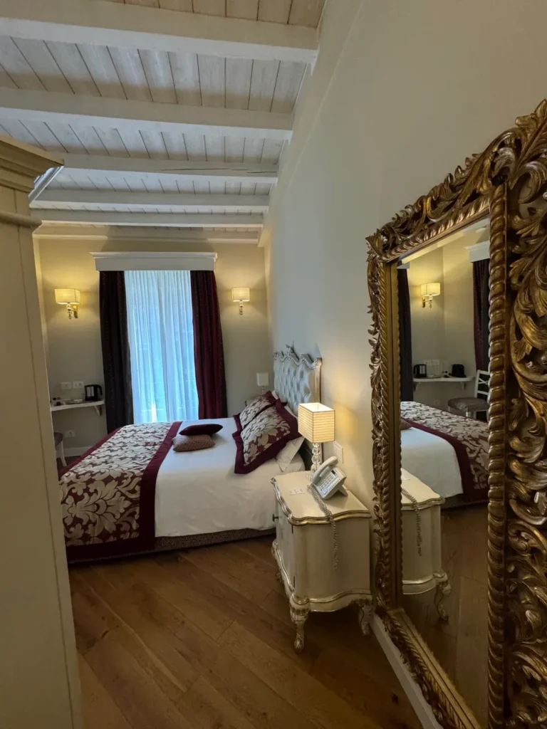 Domus Camillus boutique room Milano Centrale con dettagli classici e specchio decorativo