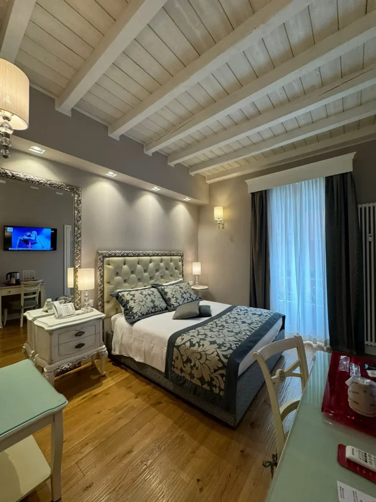 Domus Camillus boutique room Milano Centrale con travi a vista e design elegante