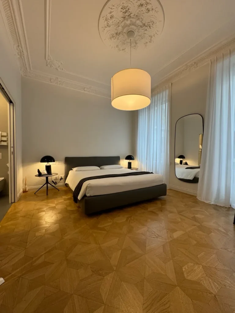 Domus Ecclesia boutique room Milano Centrale luminosa con design minimal e parquet
