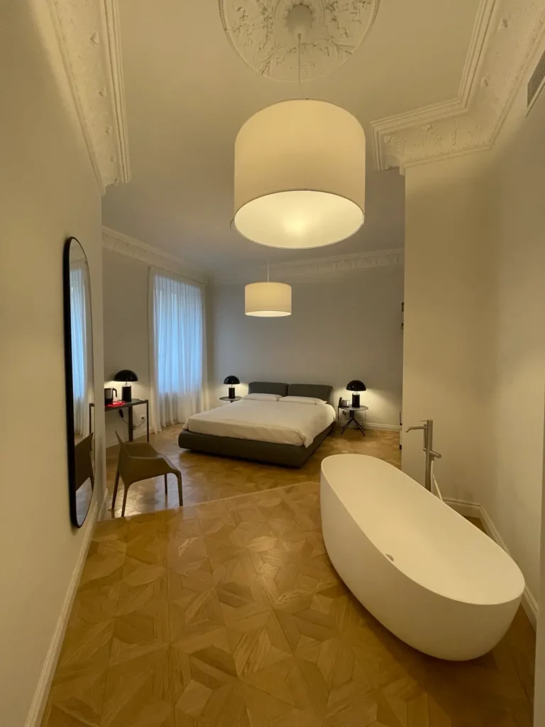 Domus Ecclesia boutique room Milano Centrale con vasca in camera e luce naturale