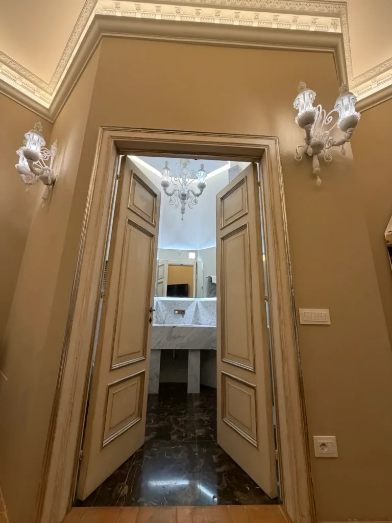 Ingresso Domus Beccia con porte antiche e design elegante Milano Centrale