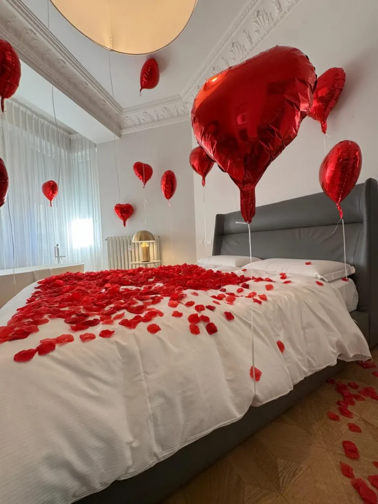 camera con petali di rosa a Milano