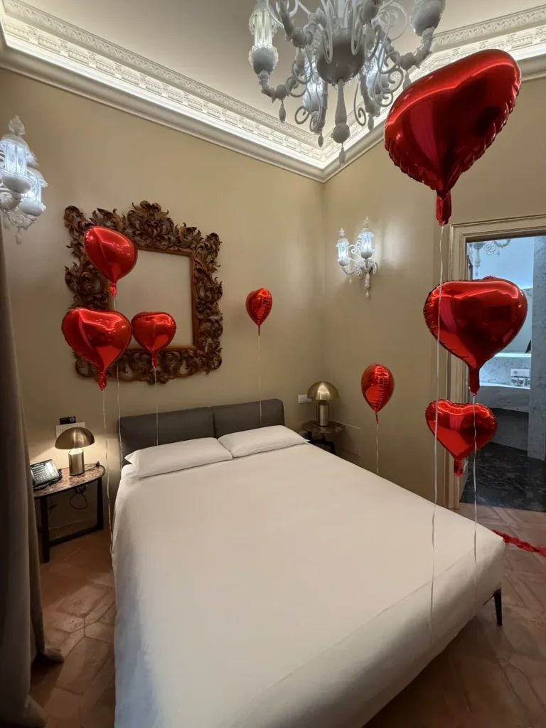 camera romantica Milano con palloncini a cuore