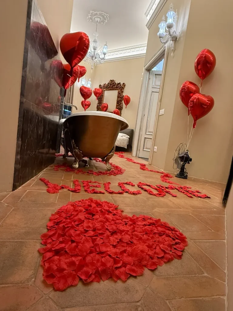 camere romantiche Milano con petali di rosa e palloncini a cuore